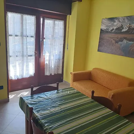 Lo Scorcio Sulla Piazza *